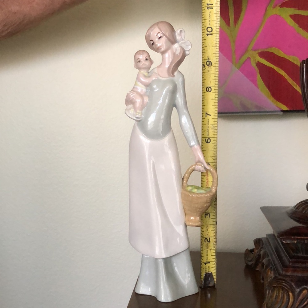 Vintage Duncan Royale YOUNG MOTHER PONYTAIL HOLDING BABY BASKET OF LEMONS 11"